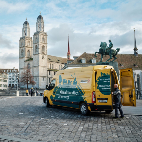 240 RENAULT MASTER E-TECH FÜR DIE SCHWEIZERISCHE POST